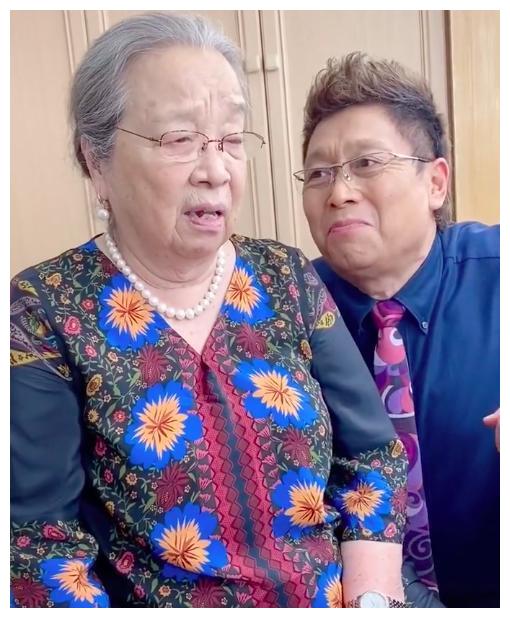 王为念晒视频与84岁容嬷嬷互动像母子网友疑惑他俩认识
