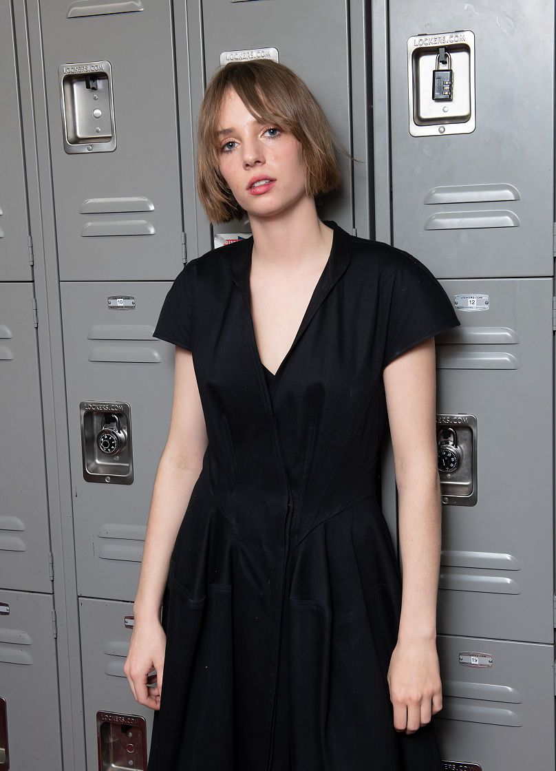 玛雅·霍克穿搭:黑色深v开叉短袖裙 麂皮乐福鞋酷黑冷艳_高清图集