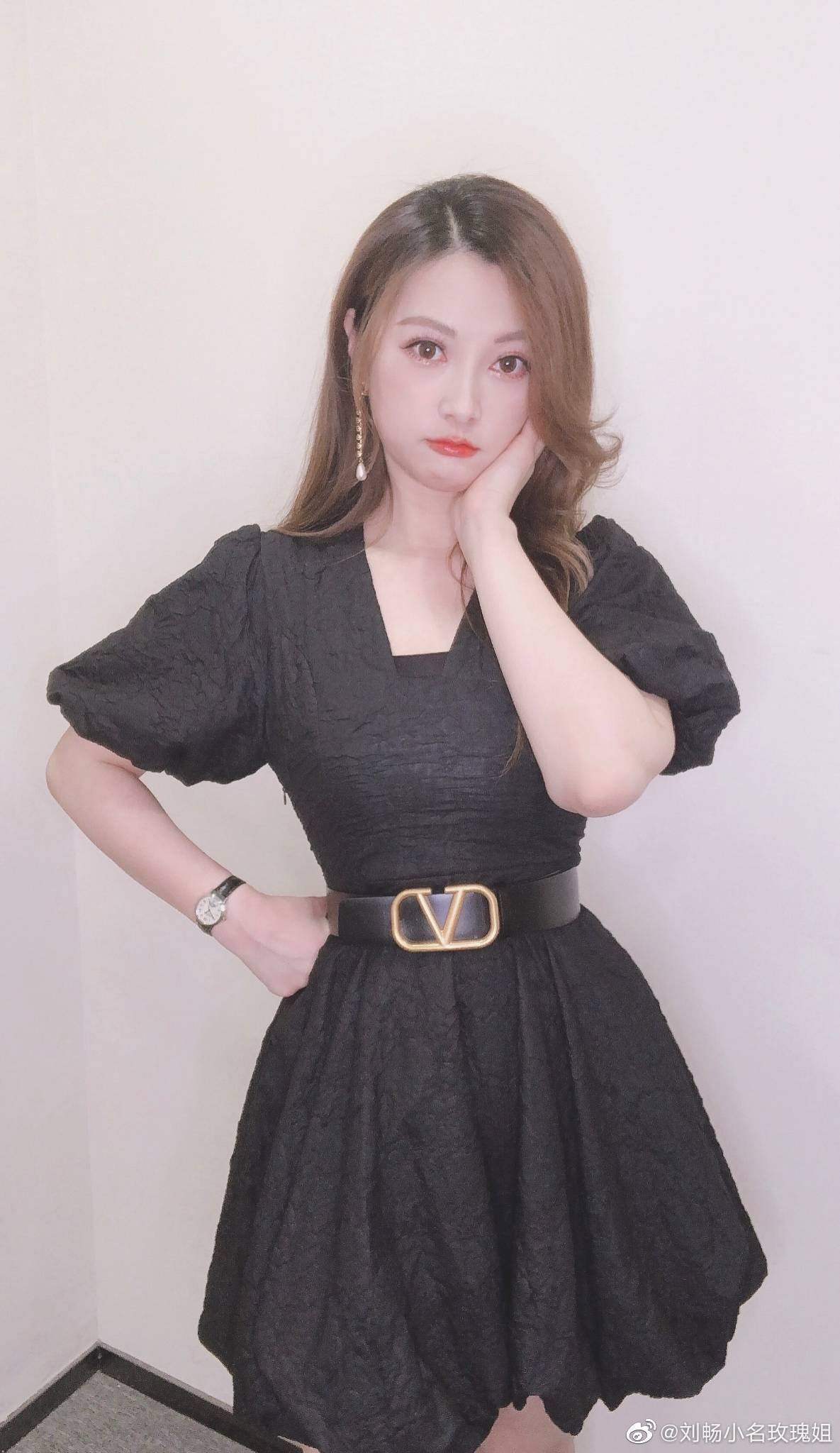 足球女主播刘畅晒出自己近日的照片,一位深受球迷喜欢的主持人