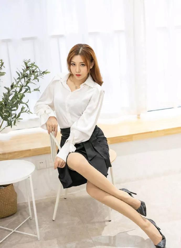 街拍时尚:高跟鞋魅力穿搭,彰显出女性优雅的气质