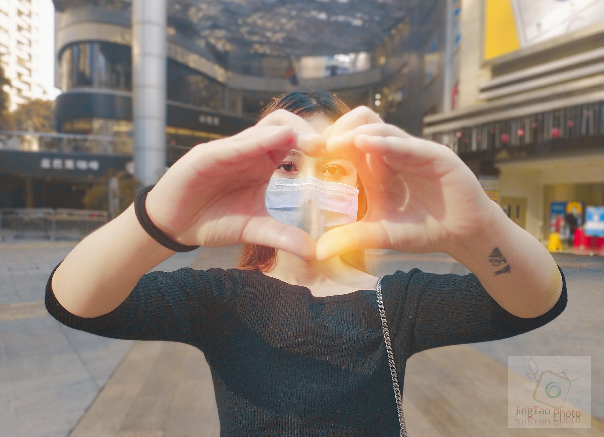 战疫公益拍摄若有爱就有光重庆小姐姐为武汉花式比心