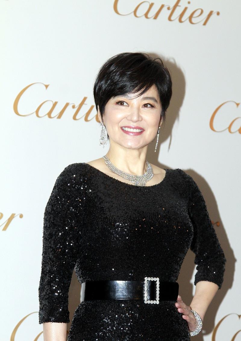 不老女神林青霞晒照庆祝自己67岁生日神态优雅自然