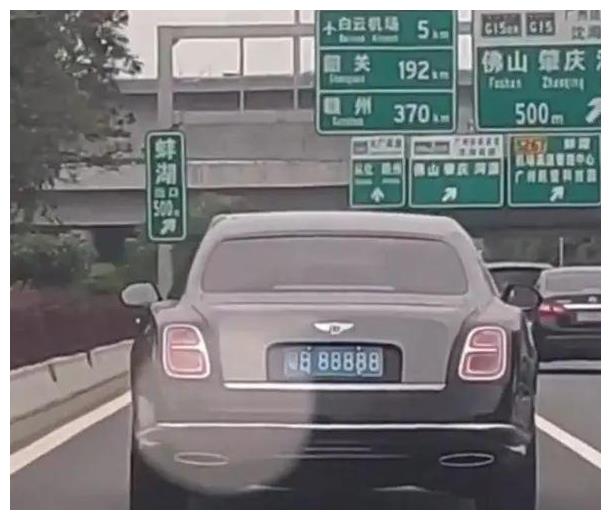 深圳800万“双拼”宾利，一看车牌挂6个8，网友：这得啥家庭啊？