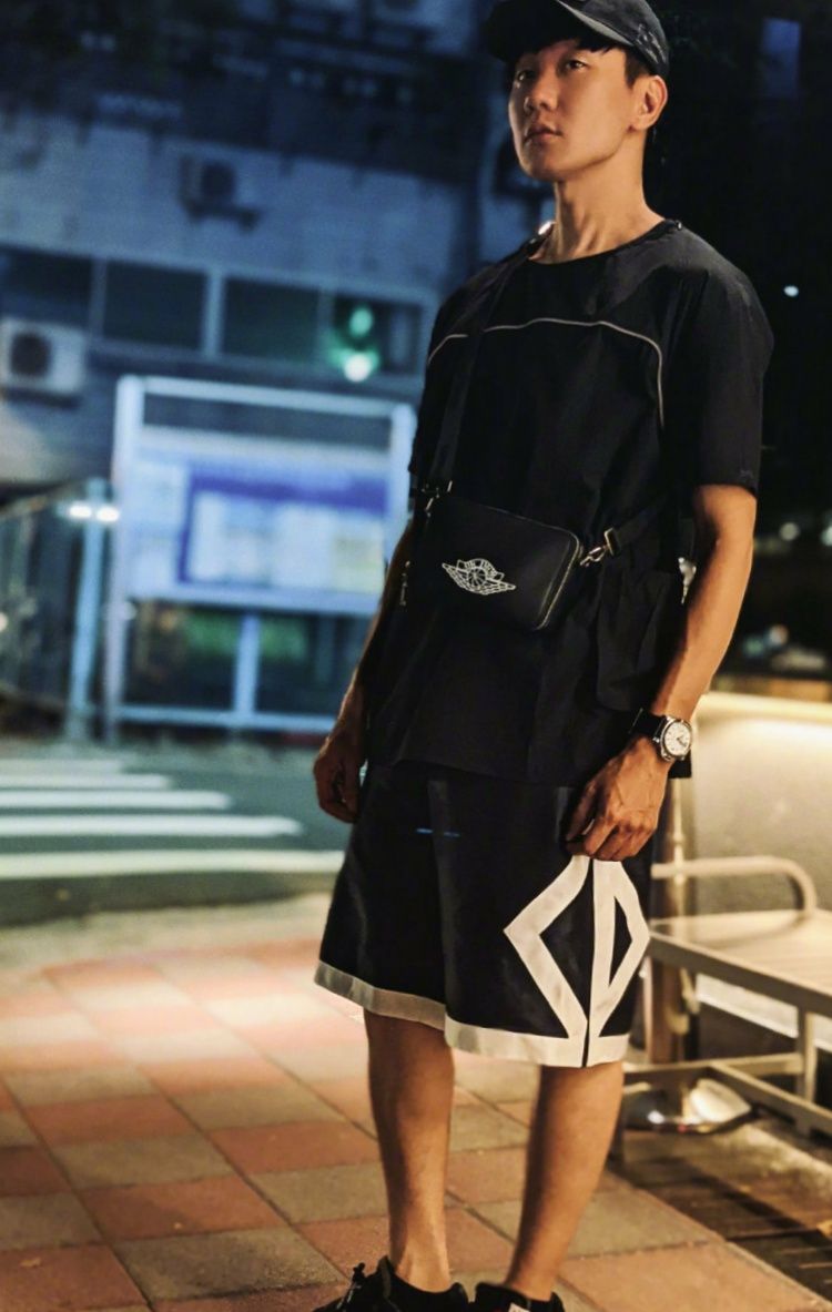 黑色t恤搭配休闲运动短裤,林俊杰依然那么青春帅气!_高清图集_新浪网