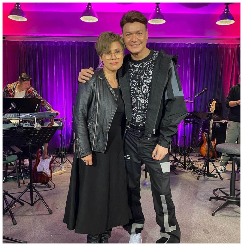 张耀扬53岁前女友近照冻龄有术气质好承认与梁思浩不再联系