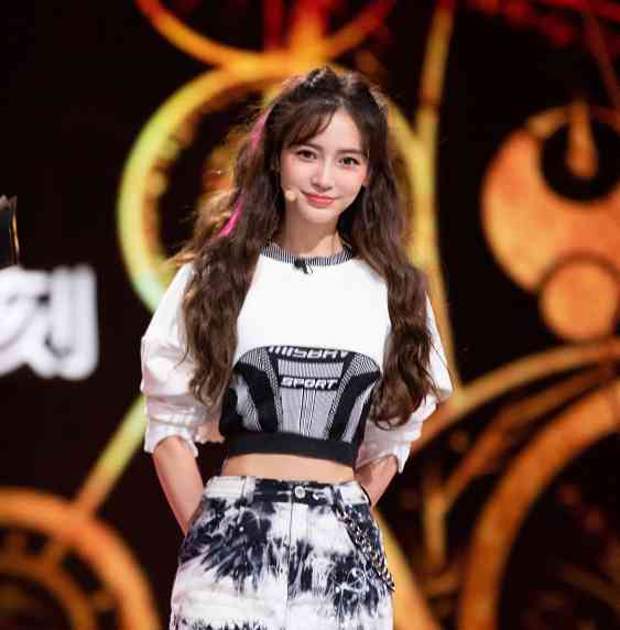 《跨次元新星》舞台的造型,照片中angelababy一身又甜又飒的女团风穿