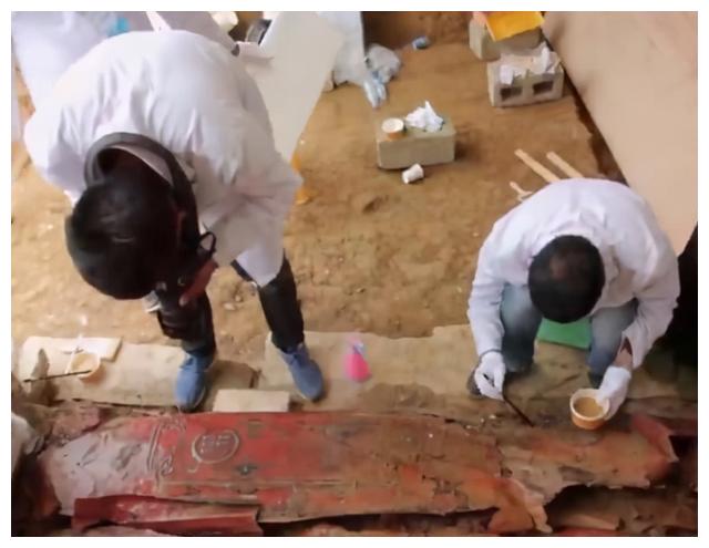 贵州瓮安发现神秘古墓，棺椁表面流出红色液体，墓里却另有乾坤休闲区蓝鸢梦想 - Www.slyday.coM