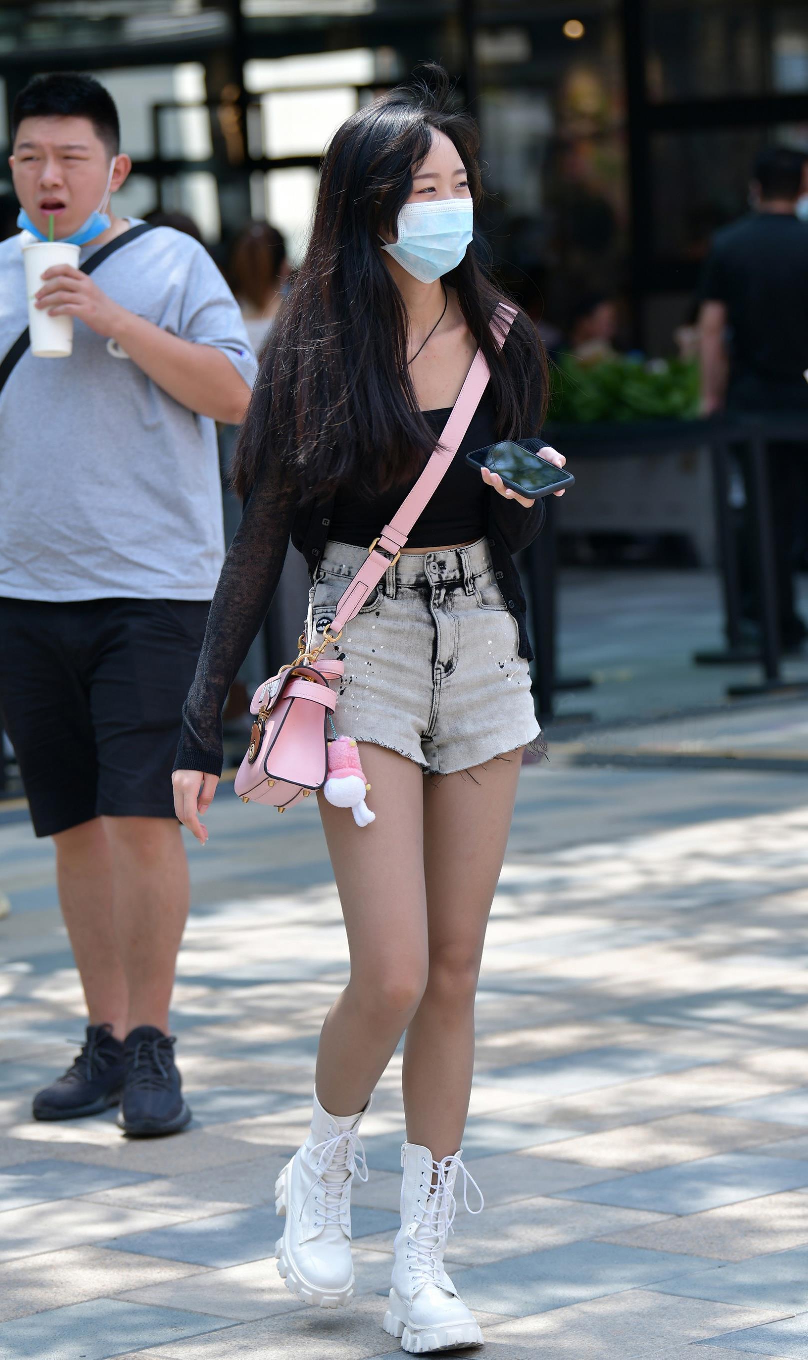 牛仔短裤加短靴再搭配一双丝袜小个子女生一样穿时髦又显腿长