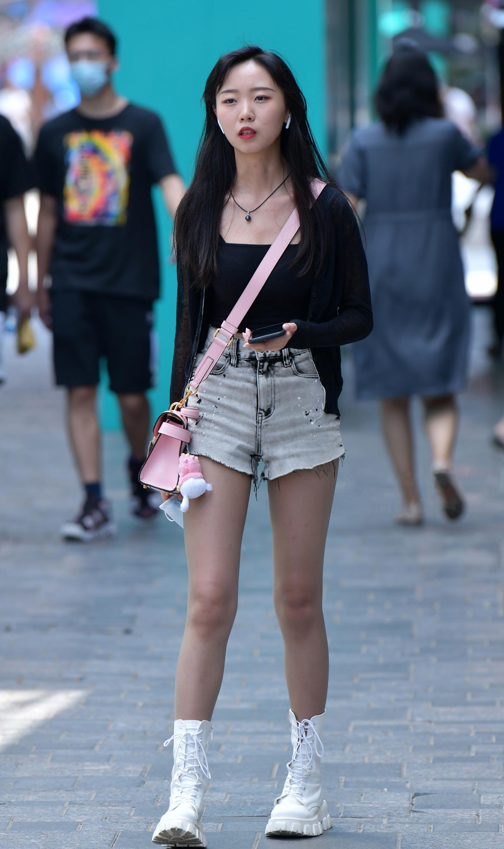 牛仔短裤加短靴再搭配一双丝袜小个子女生一样穿时髦又显腿长