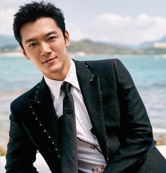 张韬海边拍写真宛若白衣美少年央视播新闻颜值不输一线小鲜肉