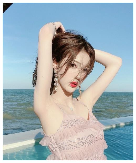 先说说宸荨樱桃这位网红美女,她本是一个抖音一个人气普通的小主播