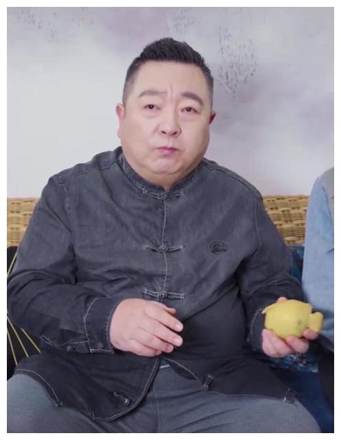 63岁前央视主持人近照罕曝光,身材臃肿略显肥腻,曾被曝下蹲困难