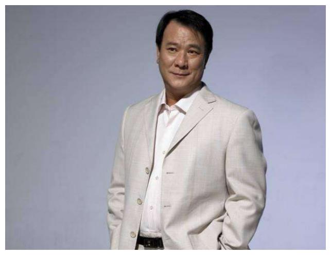 他是90年代的香港大哥,如今与妻子街边抽烟沧桑似老头