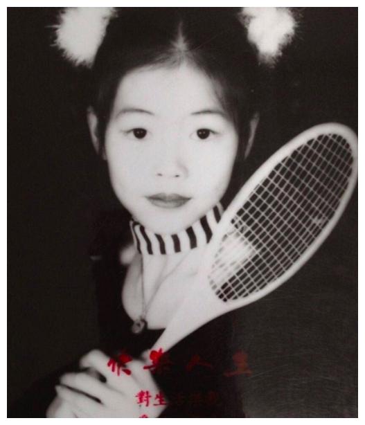 谢霆锋童年照妩媚,看了刘雯儿时照片发现后天气质培养真的很重要