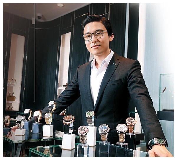 而作为"玩具大王"唯一儿子的蔡加赞,港媒怎么可能放过他的感情生活呢?