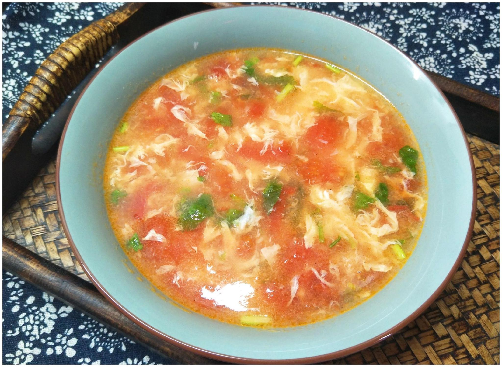 秋天天冷,就爱喝1碗鸡蛋汤,教你1个做法,西红柿汁多蛋花薄