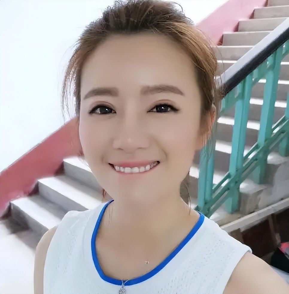 央视美女主播秦方 年轻人亚健康脱发困扰