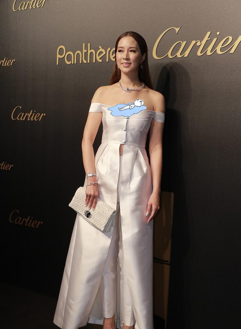 徐子淇衣服越穿越招摇,礼服裙就用三个扣系,配条裤子个性范超强