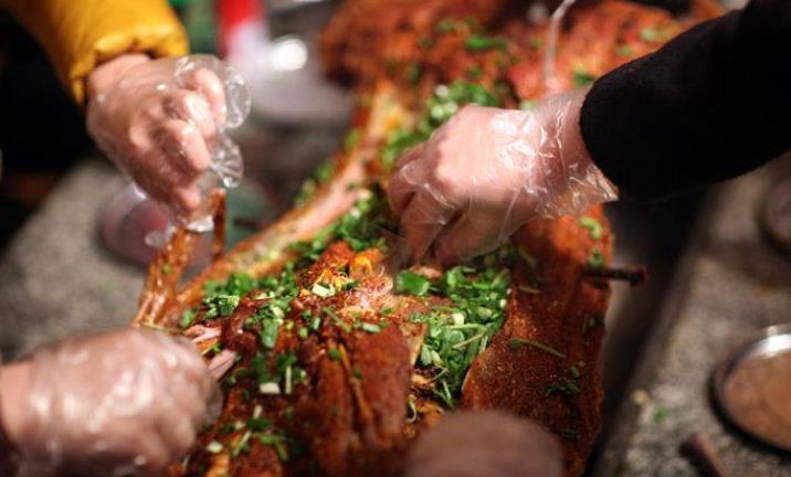 火遍全国的烤全羊吃的人越来越少转行老板3个原因丢了顾客