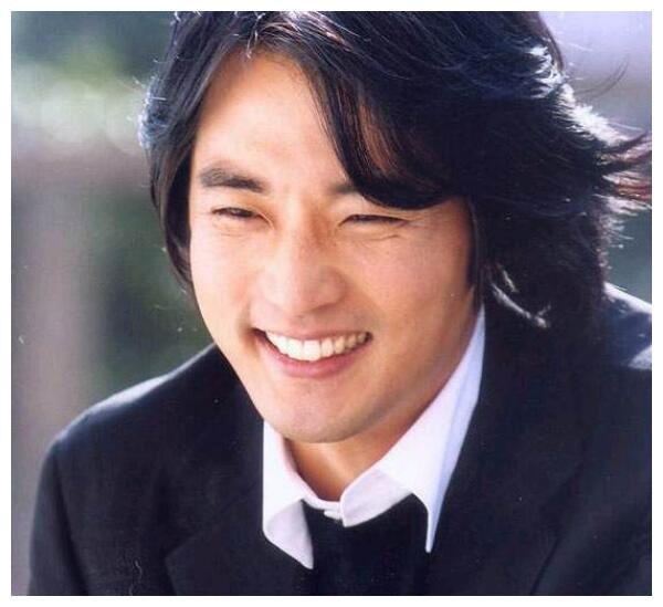 《白领公寓》当时吸引很多粉丝关注,剧中安在旭标志性长发,加上星星眼