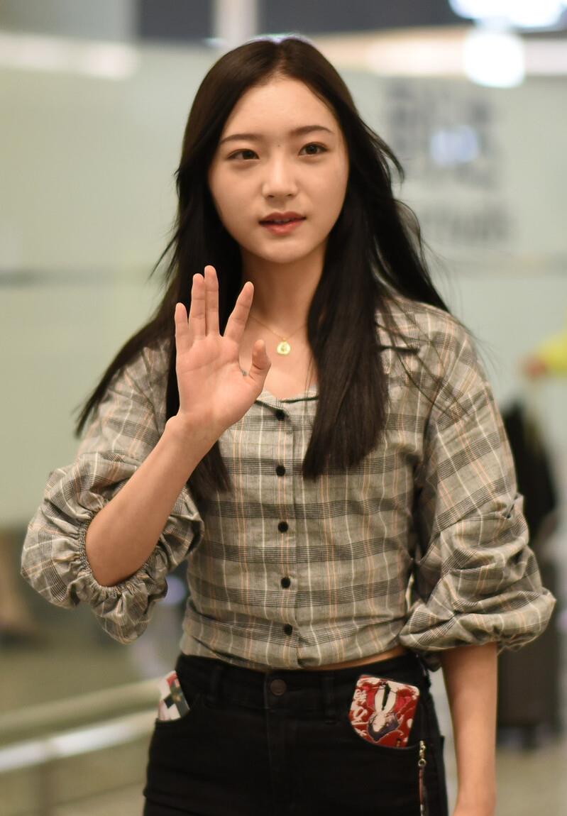 snh48谢蕾蕾谈恋爱遭封杀交往对象后道歉再给我一次机会