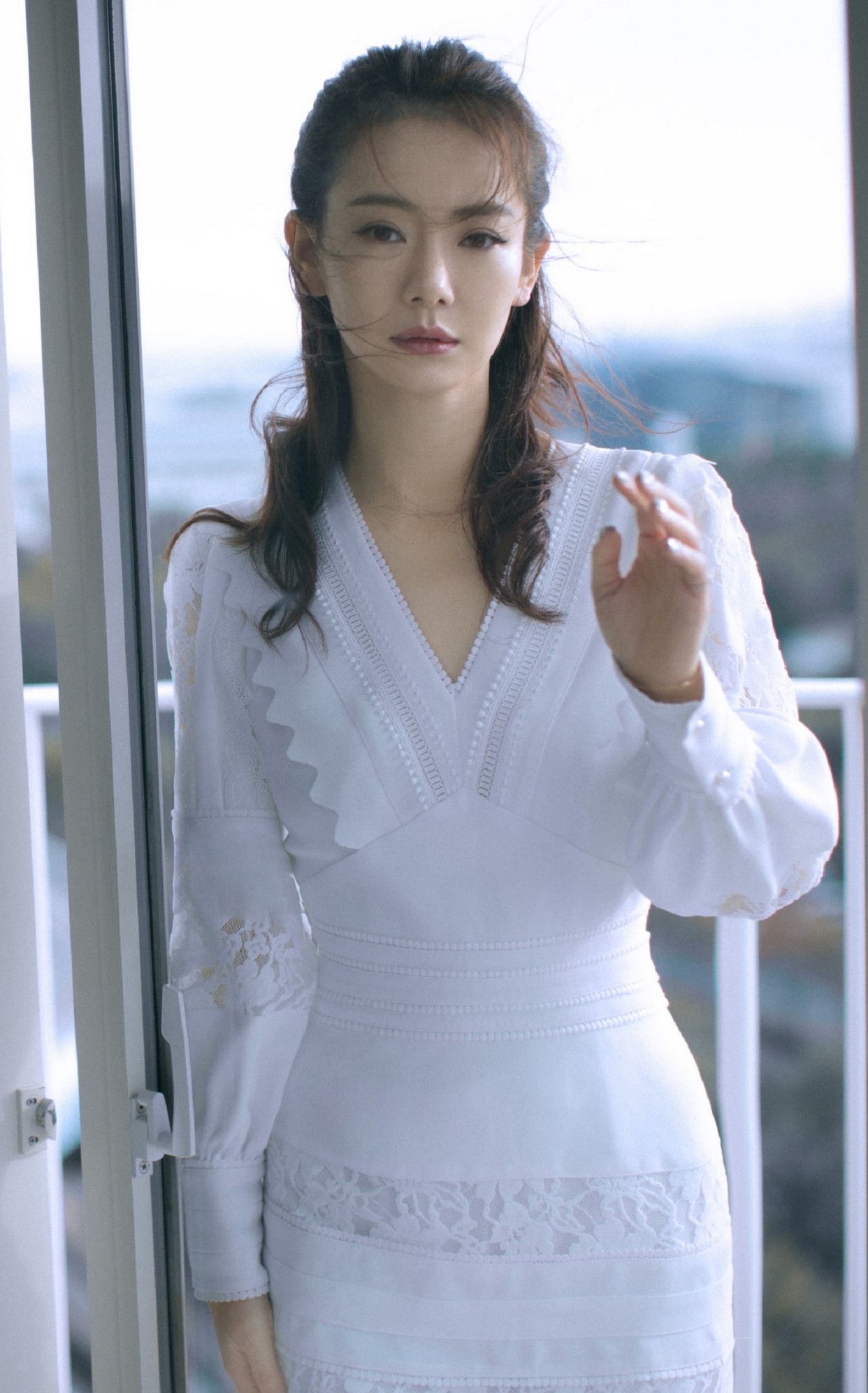 图一是戚薇拍摄的美图,身穿一款白色连衣裙优雅大方!