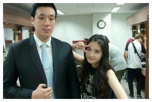 iu李知恩和她的保镖"大叔",能脑补出一部偶像剧了!