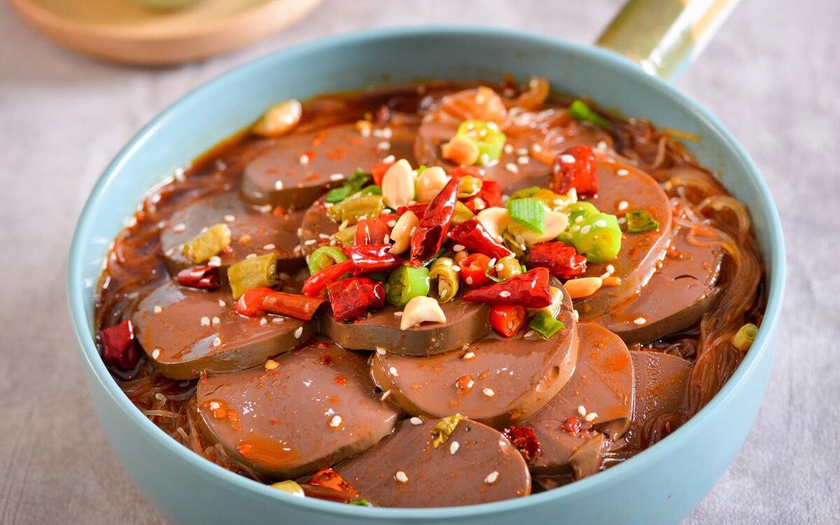 起锅烧油,放入蒜末爆香,之后加入一勺豆瓣酱翻炒,加入适量水,1勺糖,煮