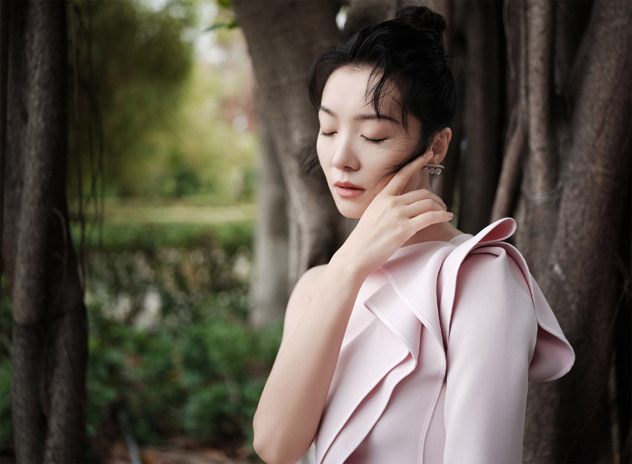 演员齐溪于昨日(12月30日)受邀作为"2021星辰大海青年演员优选计划"