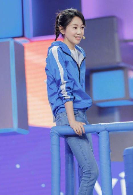 闫妮穿短裙扎马尾配牛仔外套太减龄不像50岁秀出青春时尚感