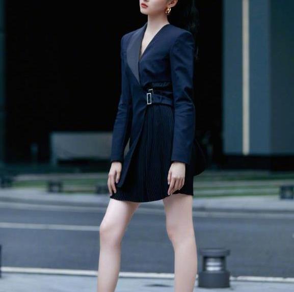 关晓彤穿一条皮裙霸气酷炫有活力气场全开怎能不招喜欢吗