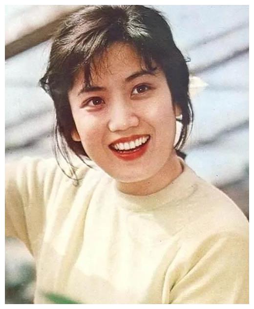 刘晓庆曾给她作配,当红时退圈经商卖薯片,今66岁成亿万女富婆