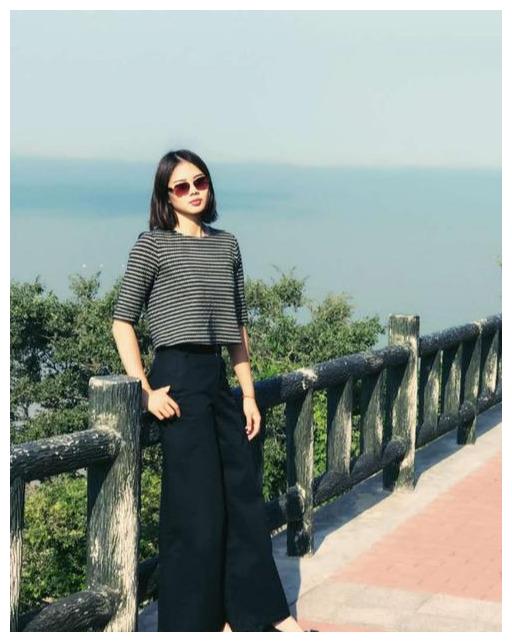 龚翔宇游玩照露脐装阔腿裤打扮太性感上围丰满太诱人