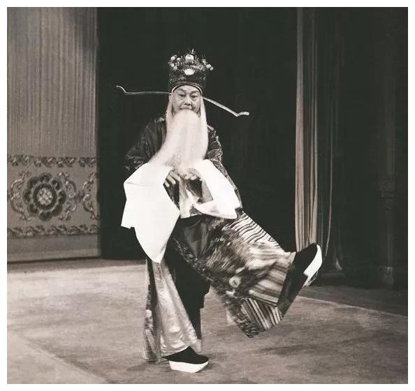 《徐策跑城》的第一个镜头(在摄影棚里看周信芳拍电影)