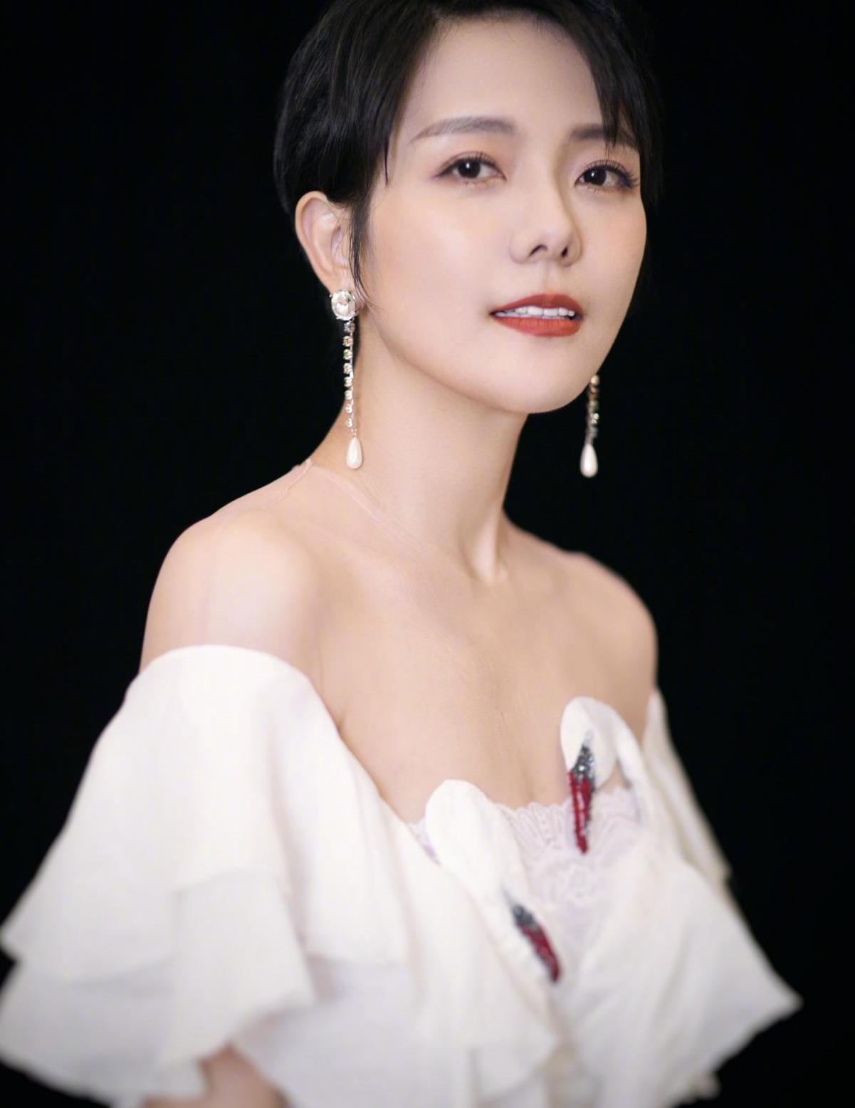 汪涵妻子杨乐乐身材真好,一袭"滑溜裙"曲线迷人,不像当妈的人
