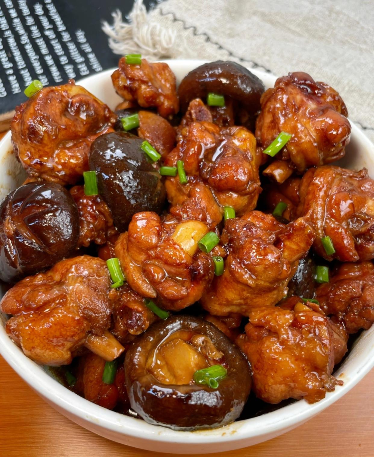 不加一滴水的香菇炖鸡腿,好吃到舔盘_高清图集_新浪网