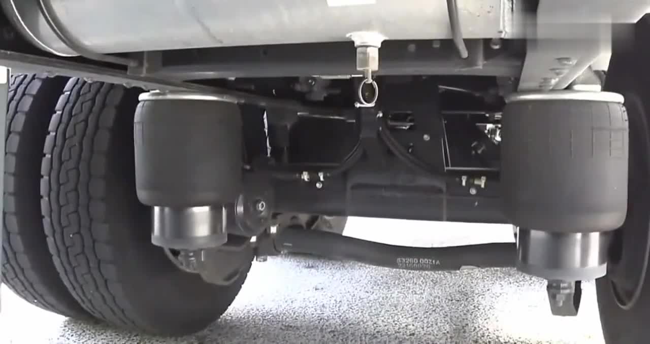 大货车也用上了空气悬挂以前以为只有路虎才有技术先进就是帅