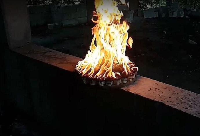 男子将鸵鸟蛋放在火柴堆上加热烧烤后竟变成了这样