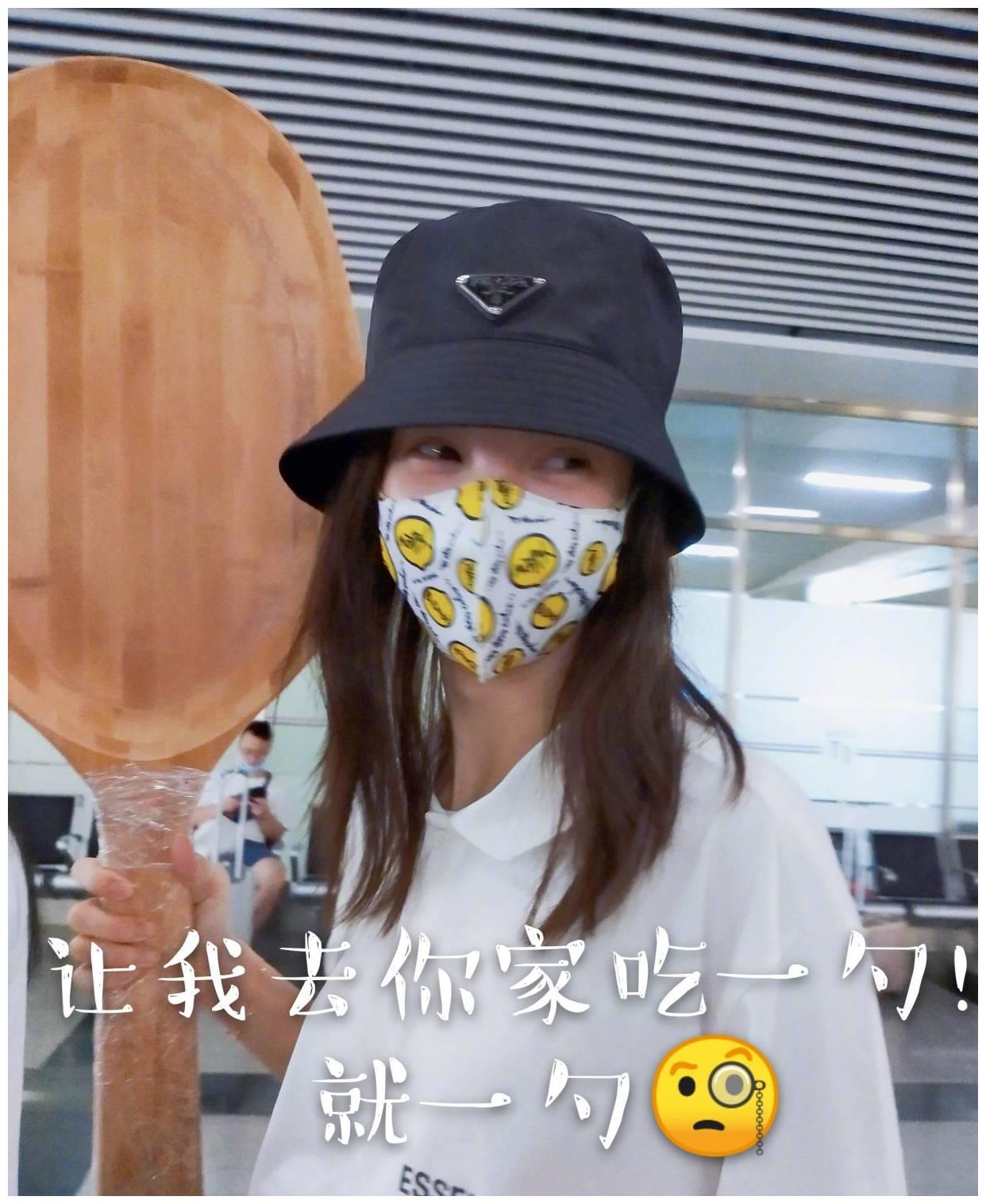 金晨喜获粉丝送的一米大勺子网友真人版表情包上线