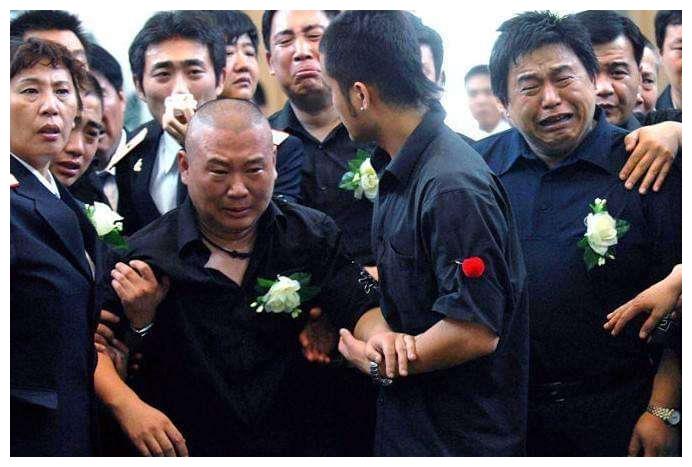 郭德纲新作一首诗回忆恩师侯耀文的过往道出心中的怀念和悲伤