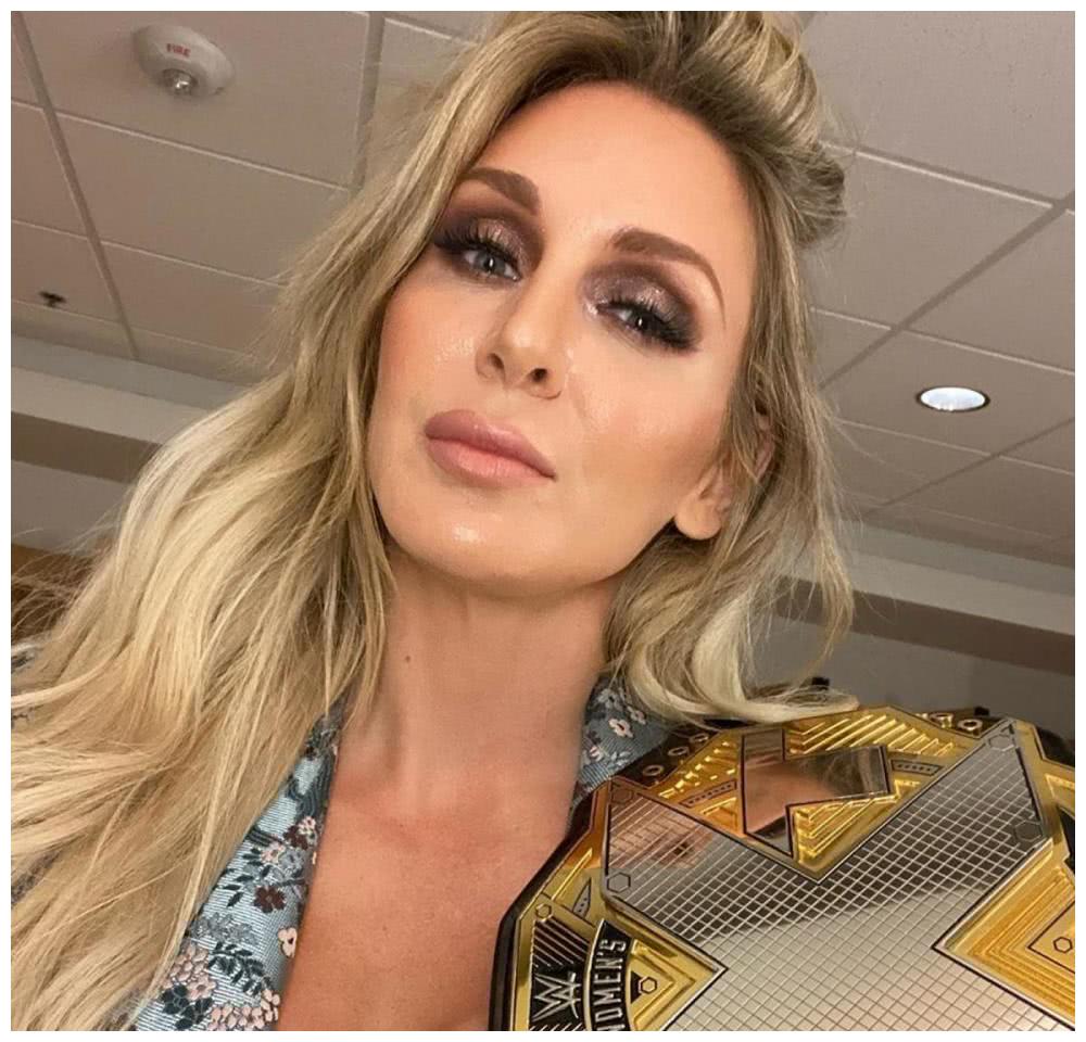 wwe美女摔角手每周晒颜值第二弹 军姐携大公鸡出镜