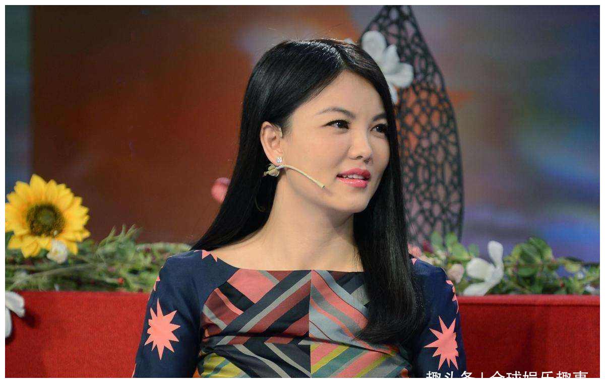 李湘晒豪车后秒删,又晒少年照被网友吐槽,五官变化太大