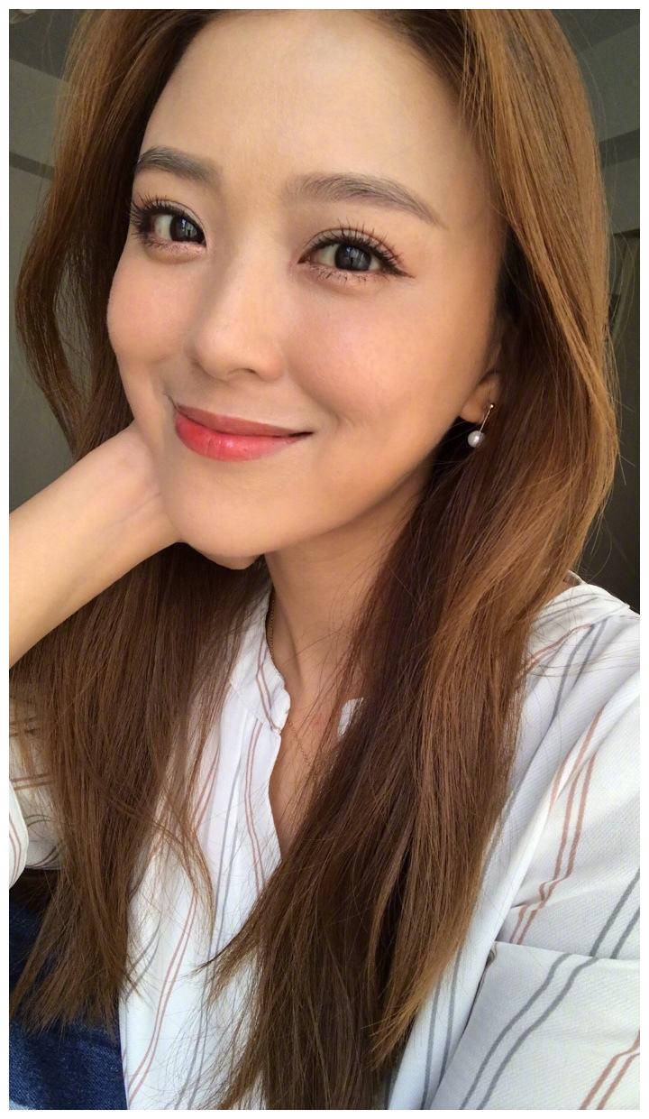 34岁歌手卓文萱恋情被曝与绯闻男友共乘车曾与高以翔传出恋情