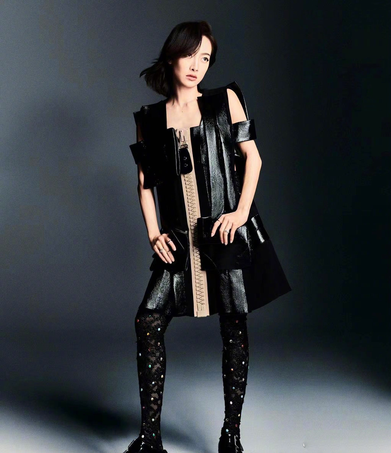 宋茜封面大片～漆面牛皮革长靴呈现瞩目格纹,于同色系裙装呼应_高清