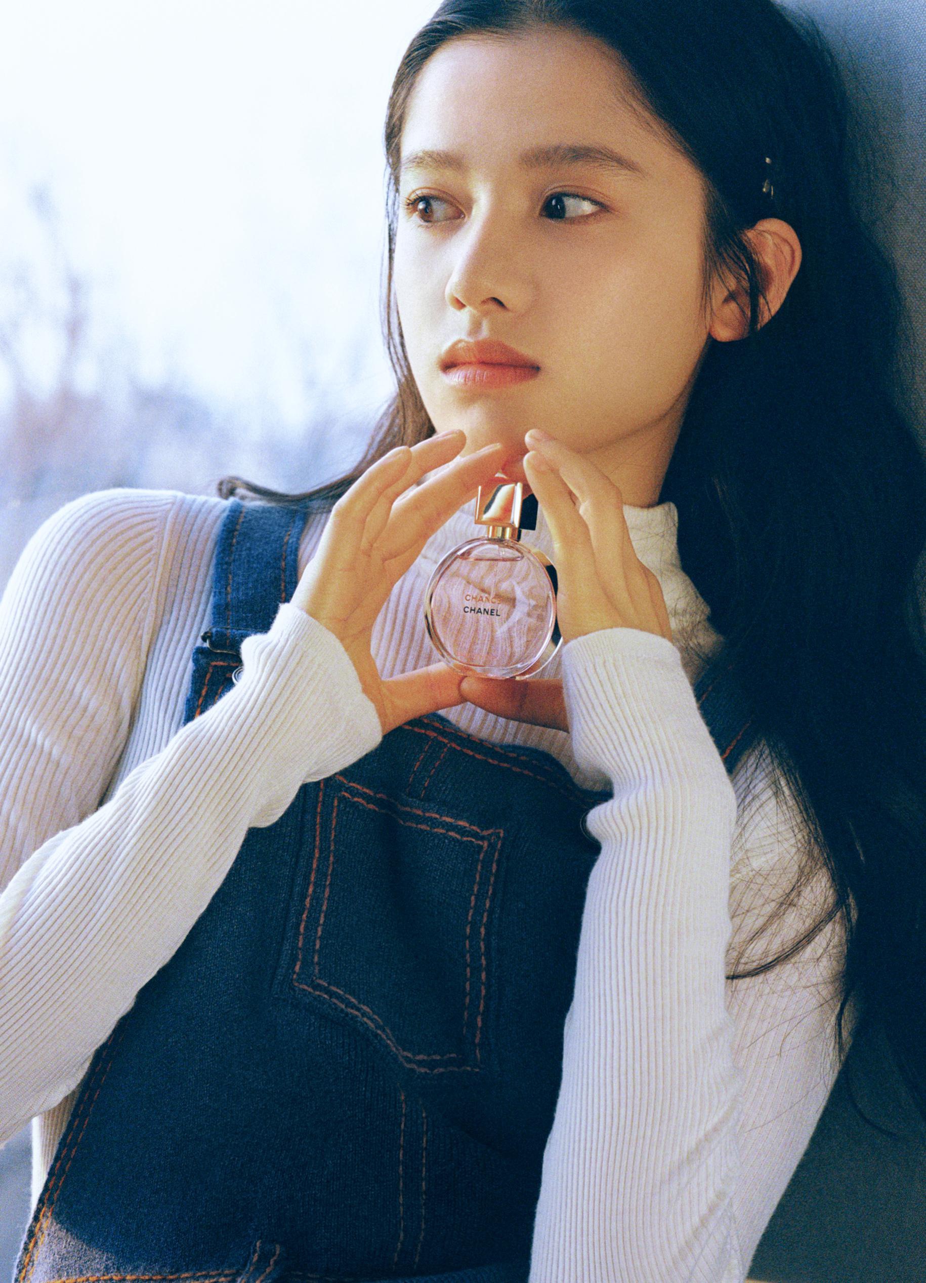 张婧仪香奈儿香水胶片写真 与你心"仪"邂逅