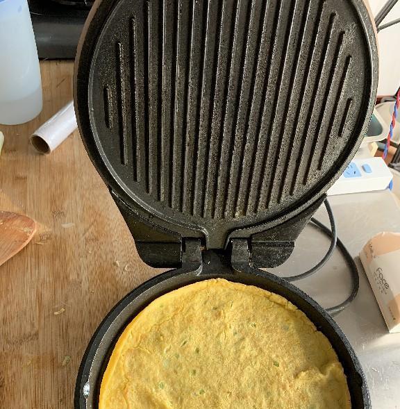 清洗电饼铛,不要再直接刷了,学会一个小方法,油垢自己掉下来