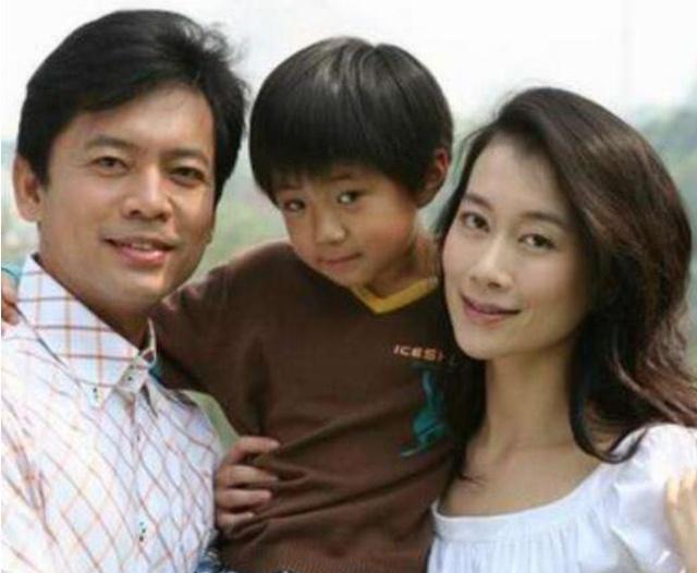 因亮剑成名与妻子住九平方房子仍恩爱女儿貌美出众