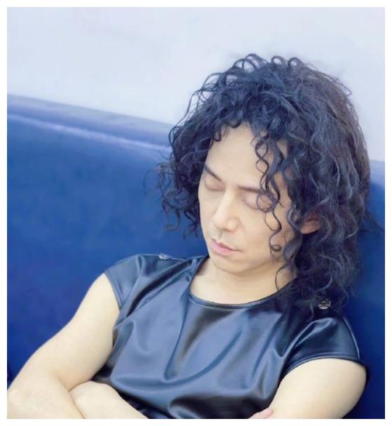 爆炸头轻松驾驭,看到他落泪了|爆炸头|发型|娱乐圈_新浪新闻