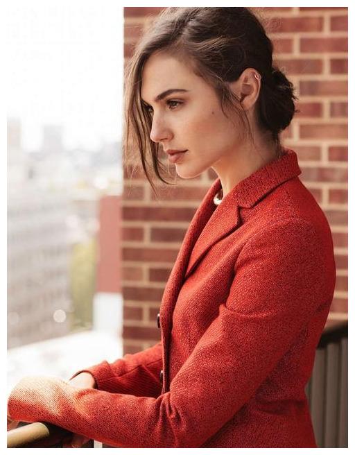 盖尔加朵神奇女侠在社交平台晒出一张毕业纪念照引发粉丝热议