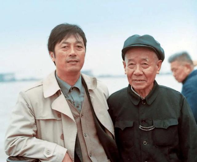 87红楼梦美术设计师刘宝俊罕见工作照和设计手稿